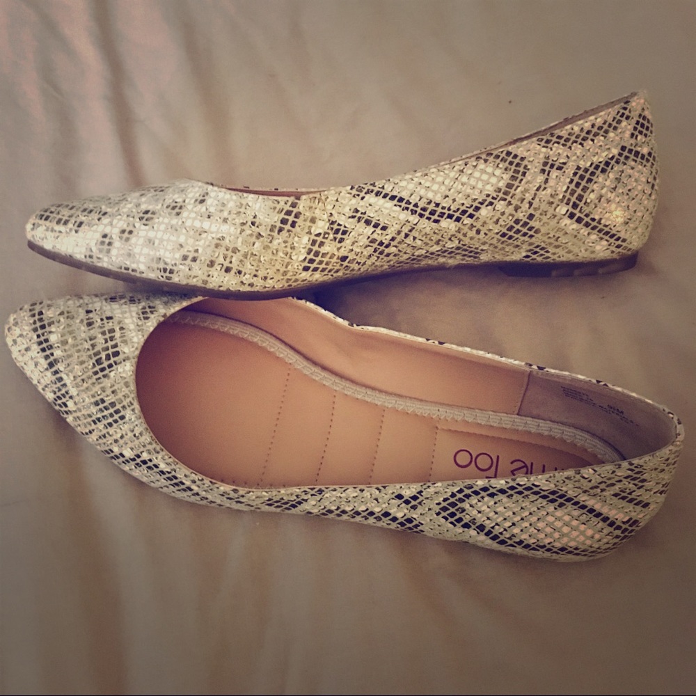 Like new Me Too Point toe flats, size 9.5